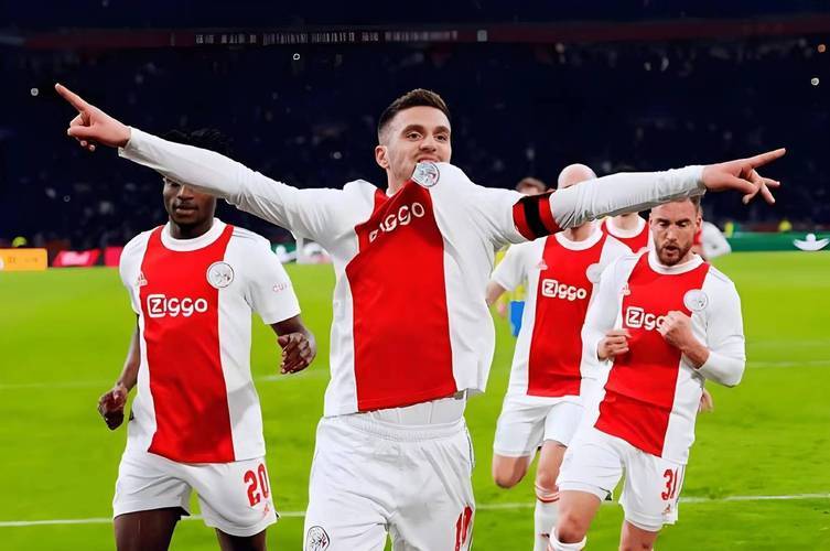 金年会官方在线入口赛后欧冠焦点战；阿贾克斯状态回暖；更衣室稳定；更衣室氛围转暖的简单介绍